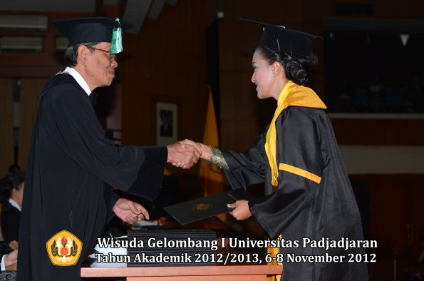 wisuda-unpad-gel-i-ta-2012_2013-fakultas-pertanian-oleh-dekan-019