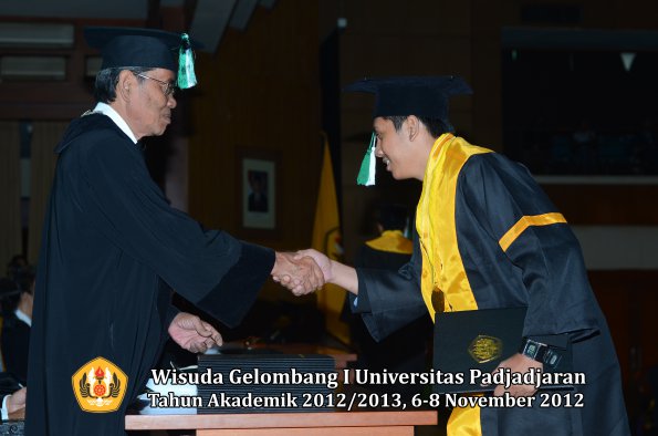 wisuda-unpad-gel-i-ta-2012_2013-fakultas-pertanian-oleh-dekan-020