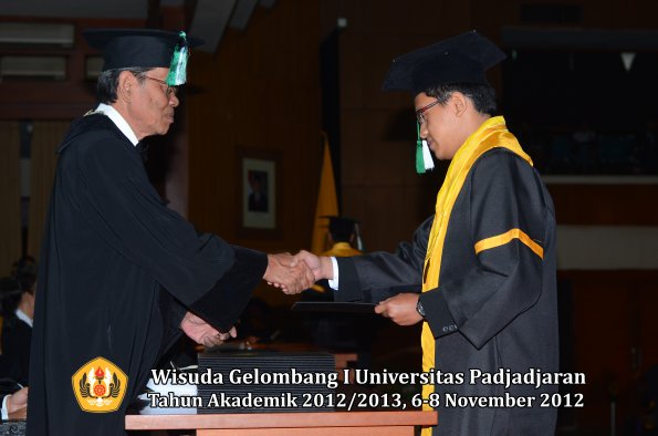 wisuda-unpad-gel-i-ta-2012_2013-fakultas-pertanian-oleh-dekan-021