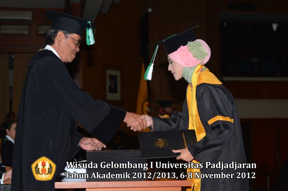 wisuda-unpad-gel-i-ta-2012_2013-fakultas-pertanian-oleh-dekan-027