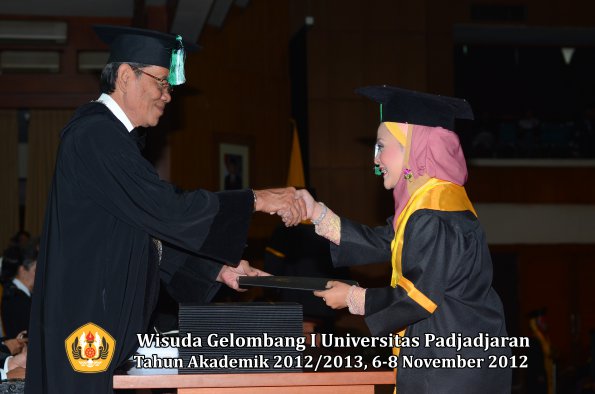 wisuda-unpad-gel-i-ta-2012_2013-fakultas-pertanian-oleh-dekan-031