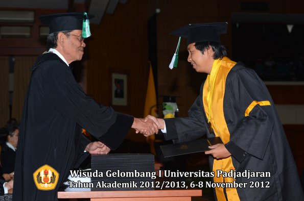 wisuda-unpad-gel-i-ta-2012_2013-fakultas-pertanian-oleh-dekan-032