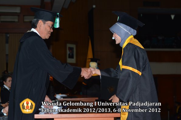 wisuda-unpad-gel-i-ta-2012_2013-fakultas-pertanian-oleh-dekan-035