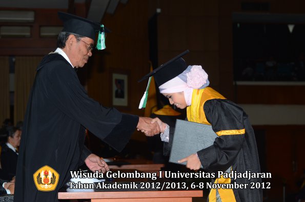 wisuda-unpad-gel-i-ta-2012_2013-fakultas-pertanian-oleh-dekan-040