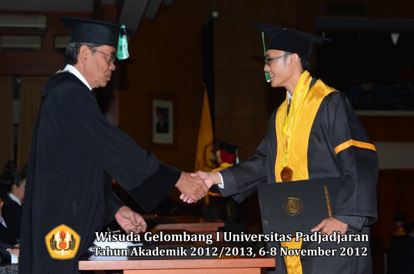 wisuda-unpad-gel-i-ta-2012_2013-fakultas-pertanian-oleh-dekan-041