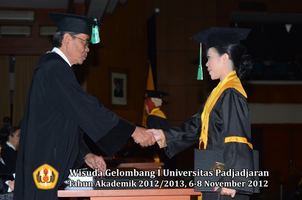 wisuda-unpad-gel-i-ta-2012_2013-fakultas-pertanian-oleh-dekan-044