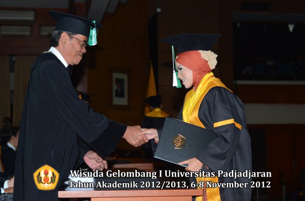 wisuda-unpad-gel-i-ta-2012_2013-fakultas-pertanian-oleh-dekan-045