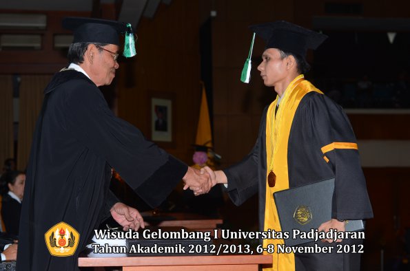 wisuda-unpad-gel-i-ta-2012_2013-fakultas-pertanian-oleh-dekan-046