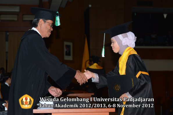 wisuda-unpad-gel-i-ta-2012_2013-fakultas-pertanian-oleh-dekan-048