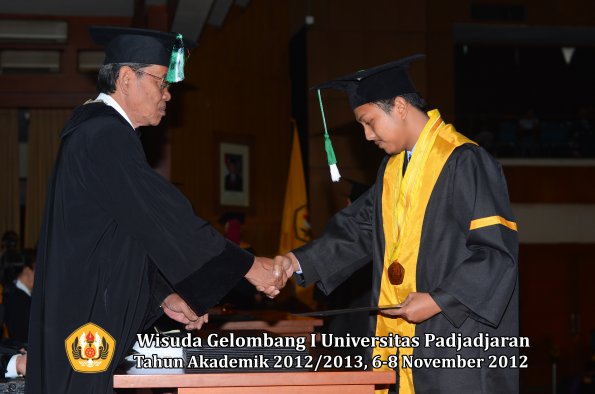 wisuda-unpad-gel-i-ta-2012_2013-fakultas-pertanian-oleh-dekan-049