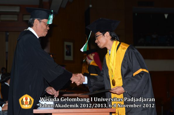 wisuda-unpad-gel-i-ta-2012_2013-fakultas-pertanian-oleh-dekan-050