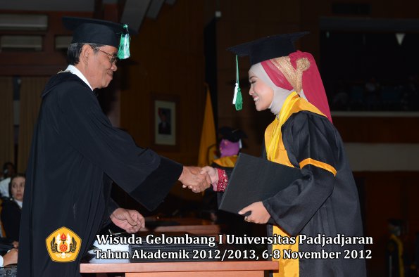 wisuda-unpad-gel-i-ta-2012_2013-fakultas-pertanian-oleh-dekan-051