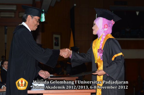 wisuda-unpad-gel-i-ta-2012_2013-fakultas-pertanian-oleh-dekan-052