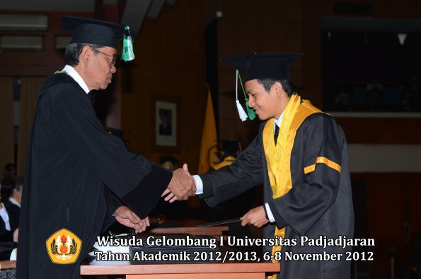 wisuda-unpad-gel-i-ta-2012_2013-fakultas-pertanian-oleh-dekan-053