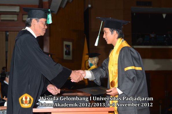 wisuda-unpad-gel-i-ta-2012_2013-fakultas-pertanian-oleh-dekan-054