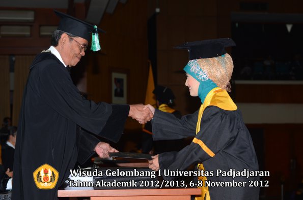 wisuda-unpad-gel-i-ta-2012_2013-fakultas-pertanian-oleh-dekan-055