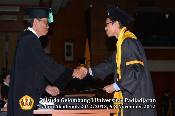 wisuda-unpad-gel-i-ta-2012_2013-fakultas-pertanian-oleh-dekan-056