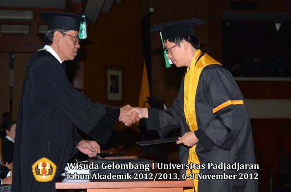 wisuda-unpad-gel-i-ta-2012_2013-fakultas-pertanian-oleh-dekan-057