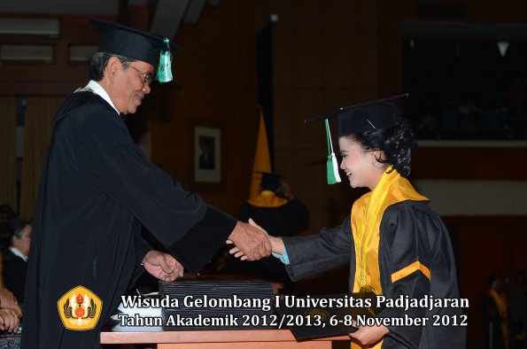 wisuda-unpad-gel-i-ta-2012_2013-fakultas-pertanian-oleh-dekan-058