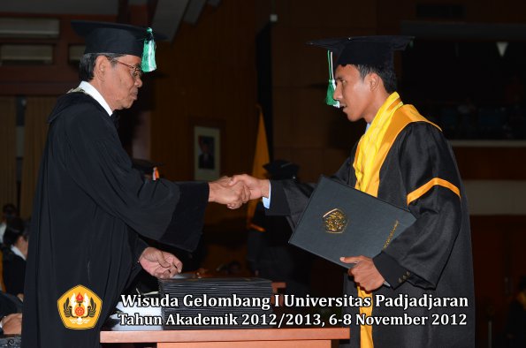 wisuda-unpad-gel-i-ta-2012_2013-fakultas-pertanian-oleh-dekan-059