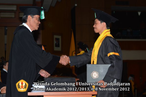 wisuda-unpad-gel-i-ta-2012_2013-fakultas-pertanian-oleh-dekan-060