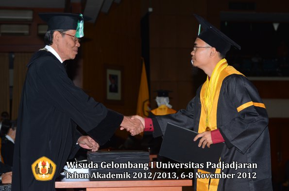 wisuda-unpad-gel-i-ta-2012_2013-fakultas-pertanian-oleh-dekan-061