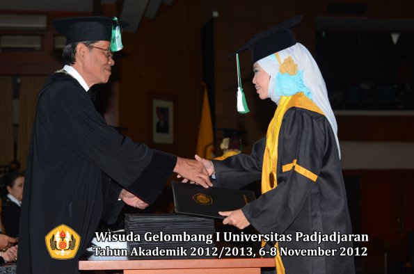 wisuda-unpad-gel-i-ta-2012_2013-fakultas-pertanian-oleh-dekan-064