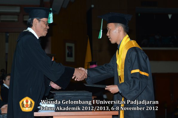 wisuda-unpad-gel-i-ta-2012_2013-fakultas-pertanian-oleh-dekan-066