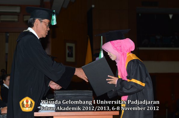 wisuda-unpad-gel-i-ta-2012_2013-fakultas-pertanian-oleh-dekan-067