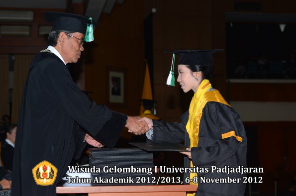 wisuda-unpad-gel-i-ta-2012_2013-fakultas-pertanian-oleh-dekan-070