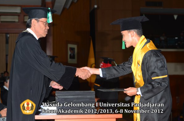 wisuda-unpad-gel-i-ta-2012_2013-fakultas-pertanian-oleh-dekan-071