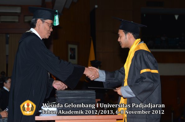 wisuda-unpad-gel-i-ta-2012_2013-fakultas-pertanian-oleh-dekan-074