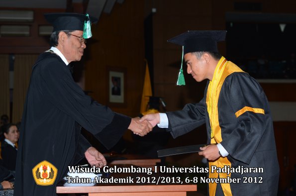 wisuda-unpad-gel-i-ta-2012_2013-fakultas-pertanian-oleh-dekan-075