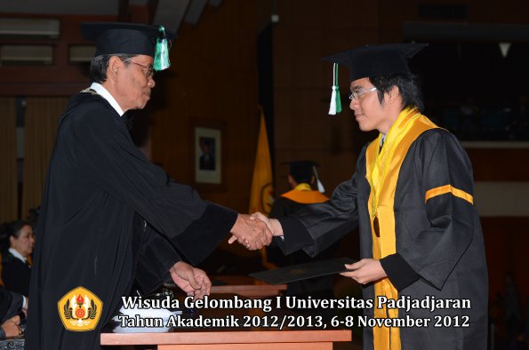 wisuda-unpad-gel-i-ta-2012_2013-fakultas-pertanian-oleh-dekan-076