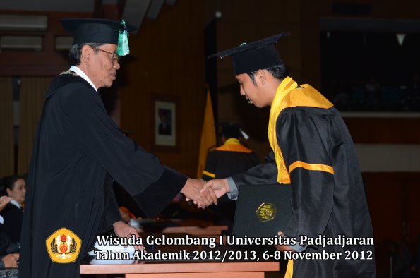 wisuda-unpad-gel-i-ta-2012_2013-fakultas-pertanian-oleh-dekan-077