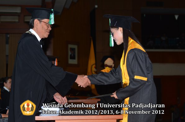 wisuda-unpad-gel-i-ta-2012_2013-fakultas-pertanian-oleh-dekan-080