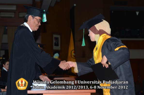 wisuda-unpad-gel-i-ta-2012_2013-fakultas-pertanian-oleh-dekan-081