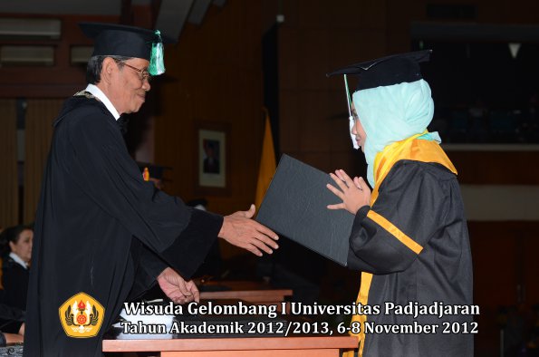 wisuda-unpad-gel-i-ta-2012_2013-fakultas-pertanian-oleh-dekan-082