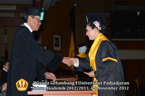 wisuda-unpad-gel-i-ta-2012_2013-fakultas-pertanian-oleh-dekan-083