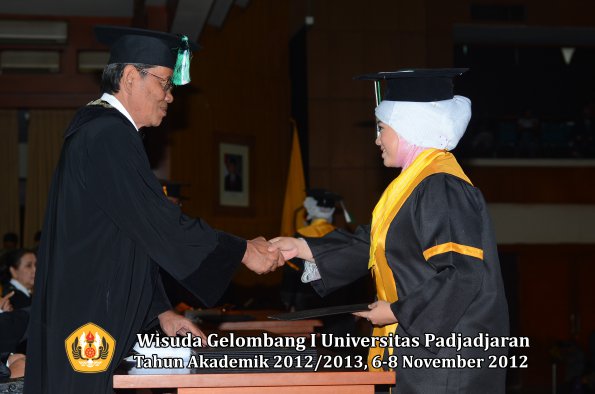 wisuda-unpad-gel-i-ta-2012_2013-fakultas-pertanian-oleh-dekan-084