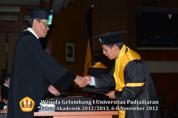 wisuda-unpad-gel-i-ta-2012_2013-fakultas-pertanian-oleh-dekan-089