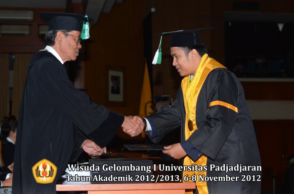 wisuda-unpad-gel-i-ta-2012_2013-fakultas-pertanian-oleh-dekan-090