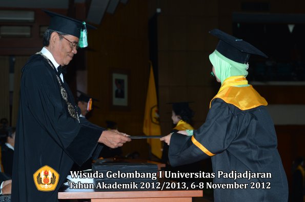 wisuda-unpad-gel-i-ta-2012_2013-fakultas-pertanian-oleh-dekan-093