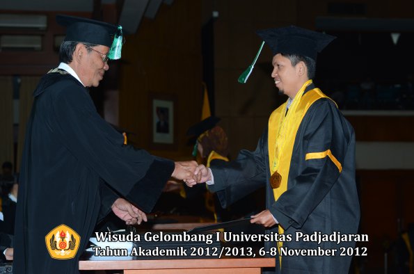 wisuda-unpad-gel-i-ta-2012_2013-fakultas-pertanian-oleh-dekan-095