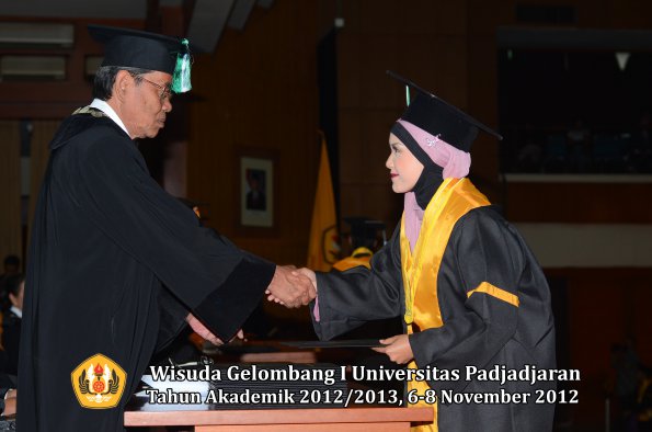 wisuda-unpad-gel-i-ta-2012_2013-fakultas-pertanian-oleh-dekan-097