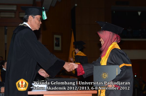 wisuda-unpad-gel-i-ta-2012_2013-fakultas-pertanian-oleh-dekan-104