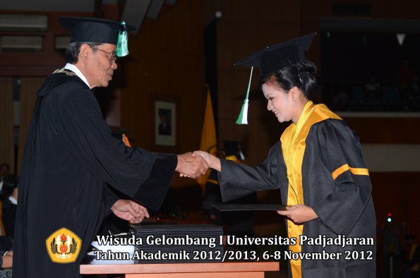 wisuda-unpad-gel-i-ta-2012_2013-fakultas-pertanian-oleh-dekan-105