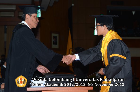 wisuda-unpad-gel-i-ta-2012_2013-fakultas-pertanian-oleh-dekan-106