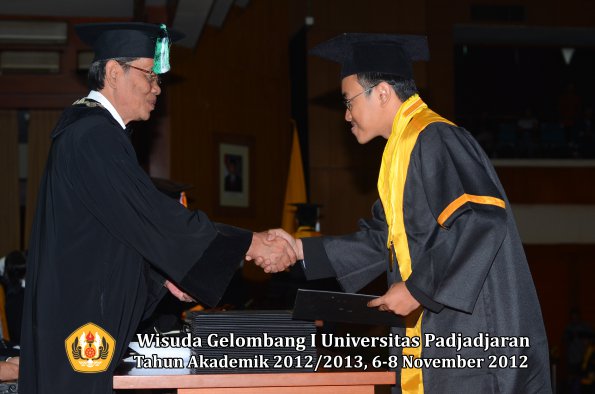 wisuda-unpad-gel-i-ta-2012_2013-fakultas-pertanian-oleh-dekan-110