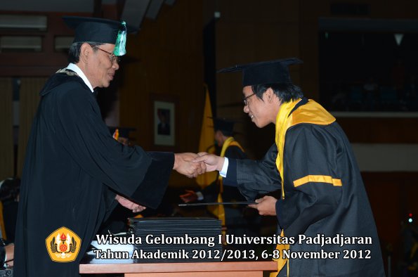 wisuda-unpad-gel-i-ta-2012_2013-fakultas-pertanian-oleh-dekan-111